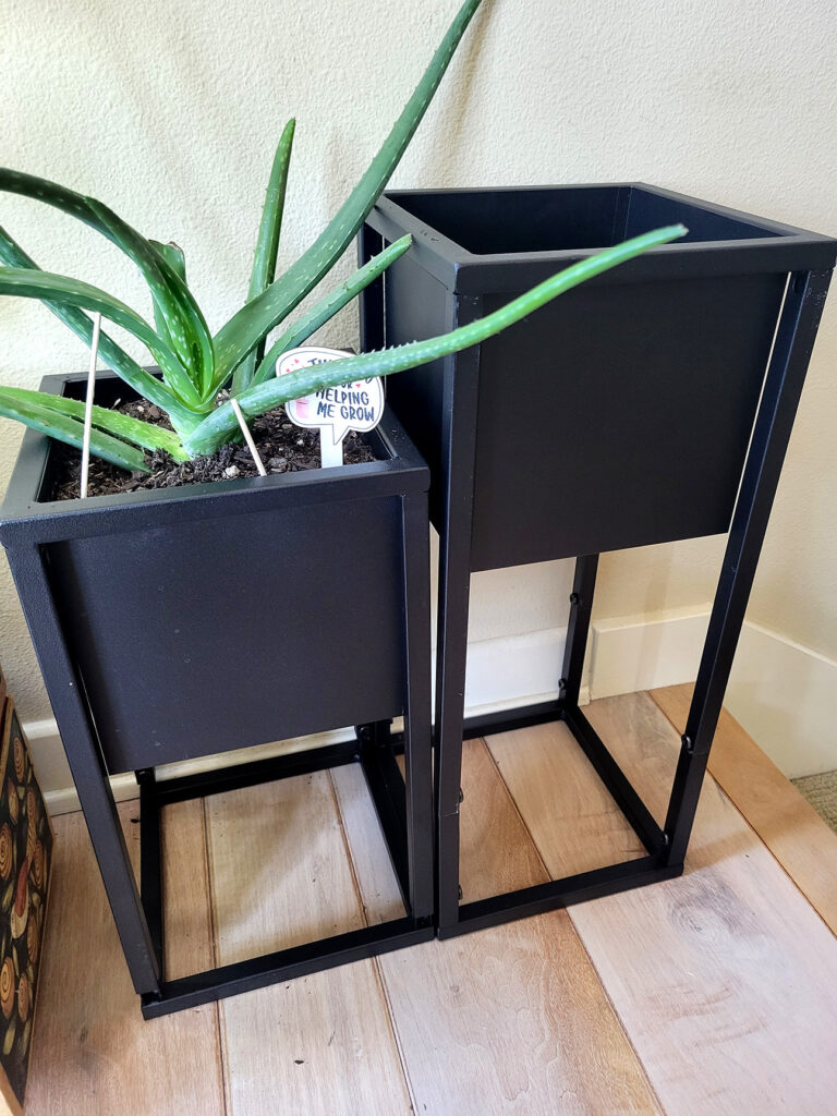 Sunnydaze Decor planters staggered to different sizes; one has an aloe vera plant inside.